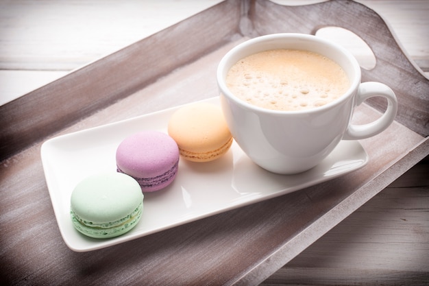 Café et macarons.