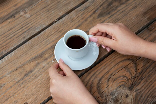 Café à la main de femme