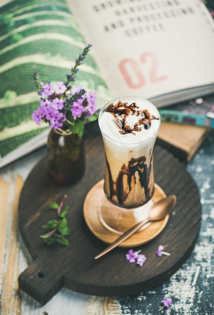 Café moka glacé avec crème fouettée en verre à bord