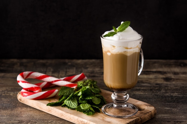 Café moka à la menthe pour Noël sur table en bois