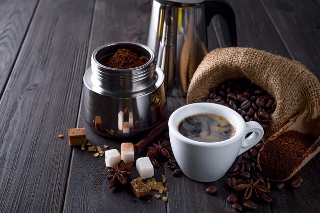 Le café moulu est rempli d&#39;une cafetière à geyser