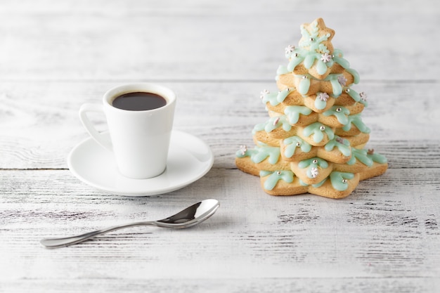 Café de Noël avec arbre de biscuits de pain d'épice