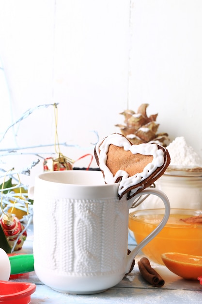 Café de Noël avec des biscuits au gingembre coeur des gâteaux faits maison