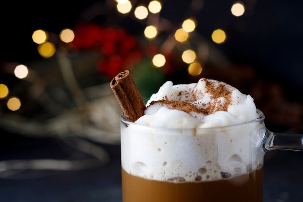 Café de Noël à la cannelle et à la mousse