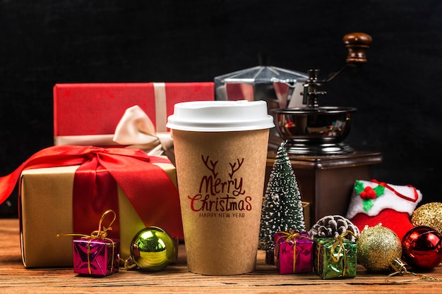 Café et Noël présente sur une table en bois.