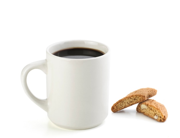 Café noir américain avec cookie italien isolé sur blanc