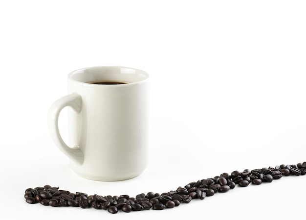 Café noir américain avec des grains de café isolé sur blanc