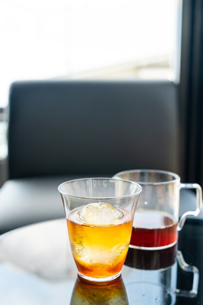 Café noir arabica goutte à goutte froid en verre avec boule de glace