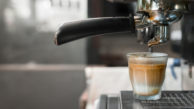 café noir au lait sur une cafetière