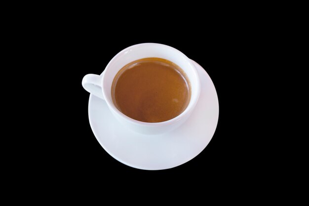 Café noir ou café chaud sur une tasse blanche avec un fond noir.