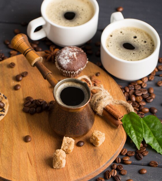 Café noir chaud avec des biscuits et des haricots au café