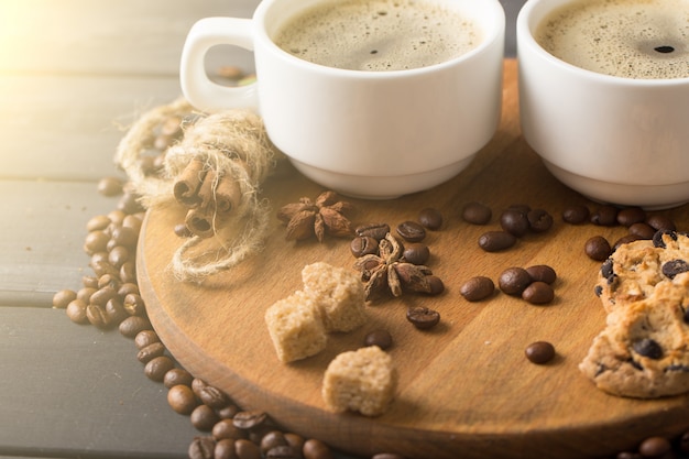 Café noir chaud avec des biscuits et des haricots au café