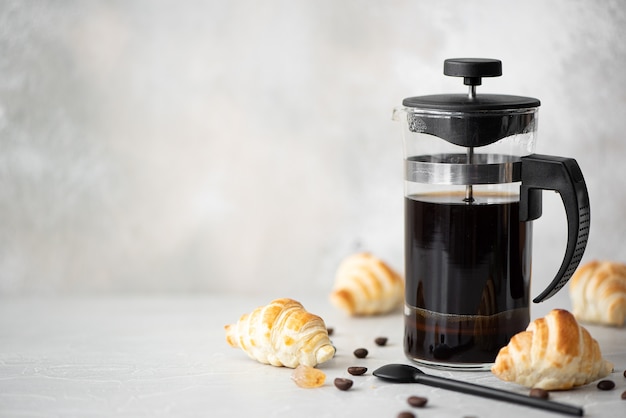 Café noir chaud dans une cafetière en verre