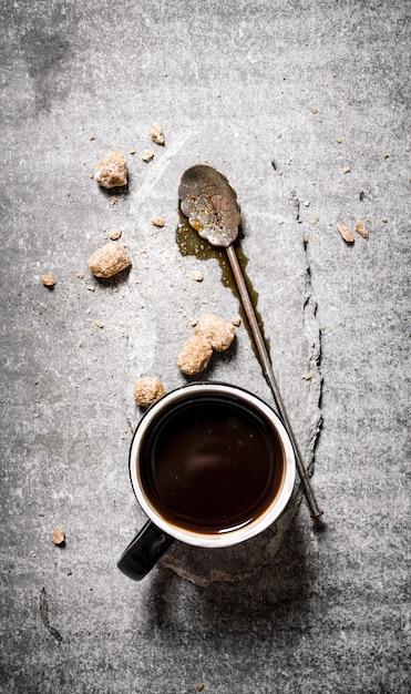 Café noir chaud avec du sucre brun.