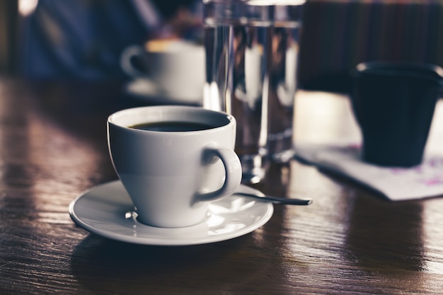 Café noir dans une tasse blanche sur la table
