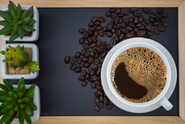 Café noir dans une tasse blanche