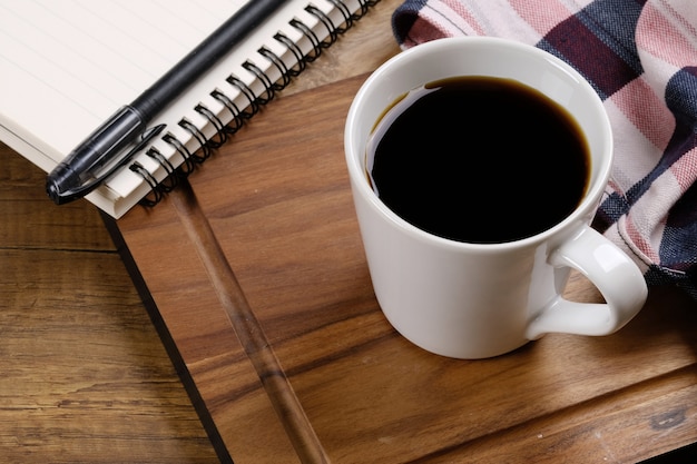 Café noir dans une tasse blanche.