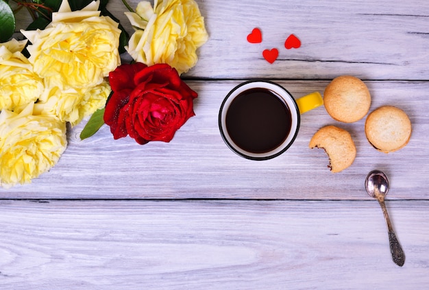 Café noir dans une tasse jaune