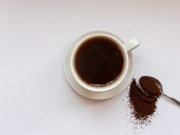 Café noir dans une vue de dessus de tasse de café isolé sur fond blanc. avec chemin de détourage.