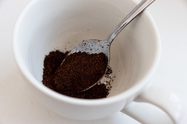 Café noir dans une vue de dessus de tasse de café isolé sur fond blanc. avec chemin de détourage.