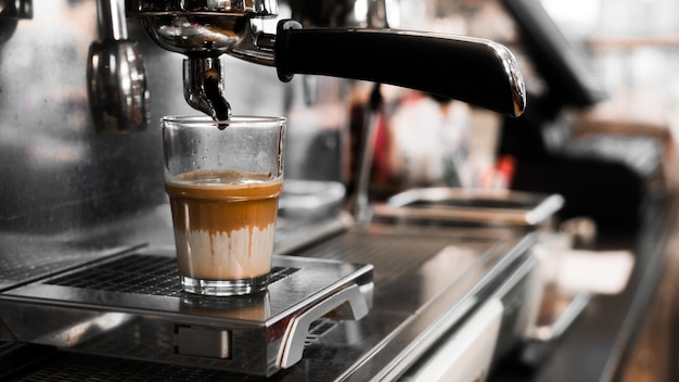 Café noir avec du lait sur une cafetière