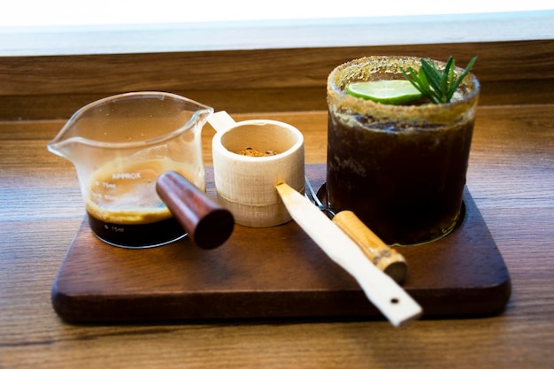 Café noir expresso servi avec de la canne à sucre brune et du thé au citron glacé sur un plateau en bois de style japonais pour les voyageurs thaïlandais mangeant des boissons dans un café-restaurant classique à Bangkok en Thaïlande