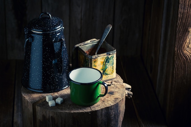 Café noir fraîchement moulu sur une souche en bois