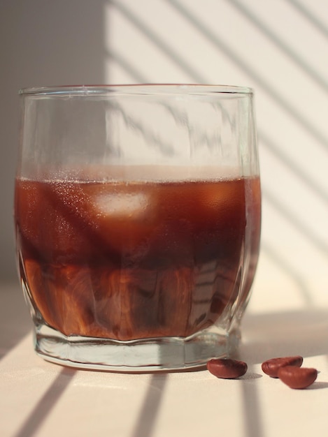 Café noir froid dans un verre en verre avec de la glace