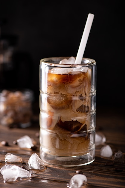 Café noir glacé au lait dans un grand verre