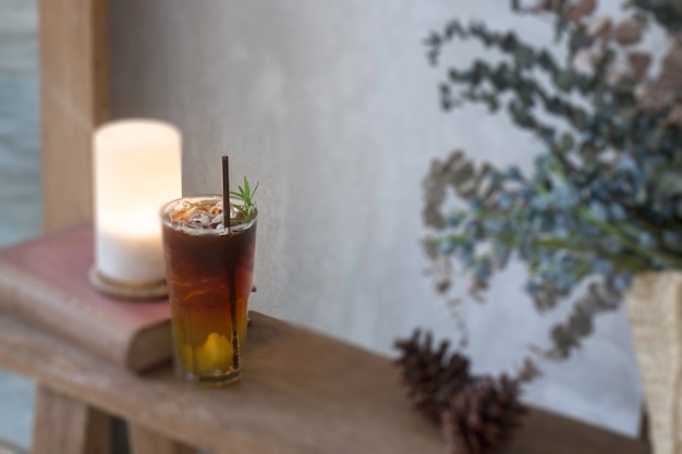 Photo café noir glacé avec une boisson de pêche