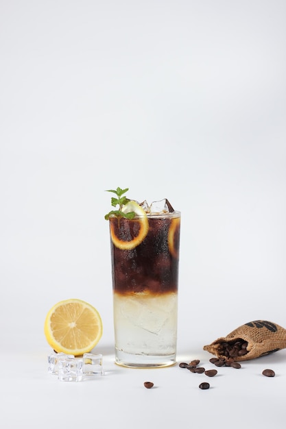 Café noir glacé avec limonade et soda sur fond blanc