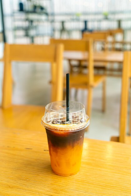 Café noir glacé avec une tasse de yuzu sur la table