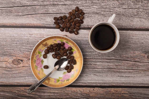 café noir et grains sur la table