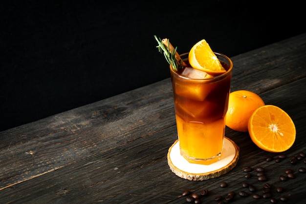 Café noir avec jus d'orange et de citron