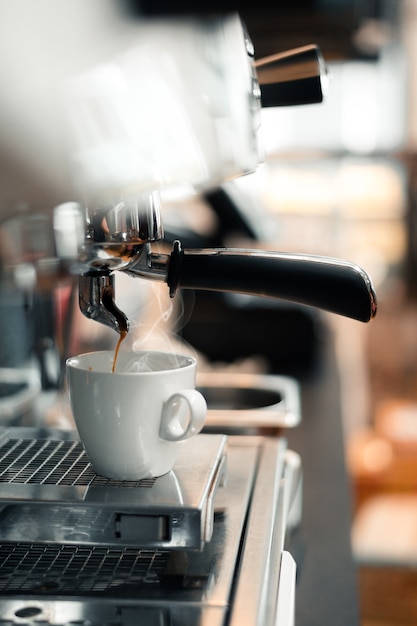 café noir matin sur cafetière