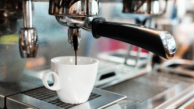 café noir matin sur cafetière