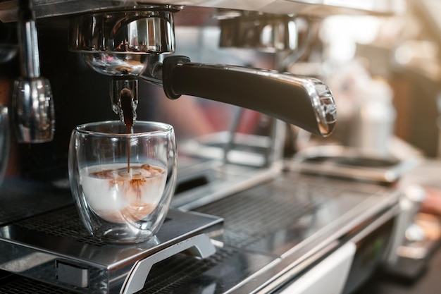 Café noir matin sur une cafetière