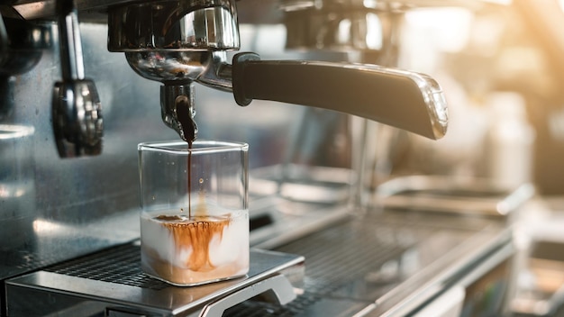 Café noir matin sur une cafetière