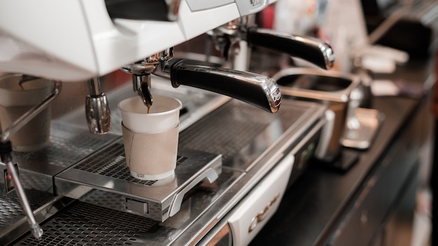 café noir matin sur machine à café