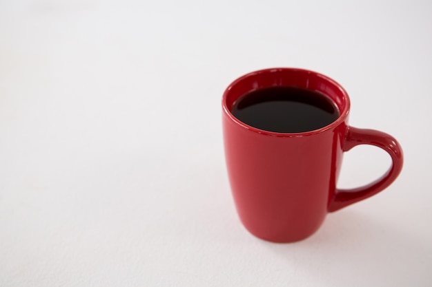 Café noir servi dans une tasse rouge