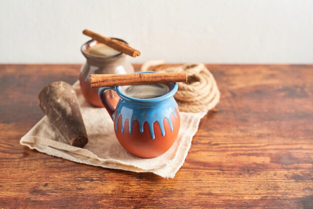 Photo café de olla café mexicain traditionnel avec cannelle et piloncillo servi dans une tasse en argile appelée jarrito