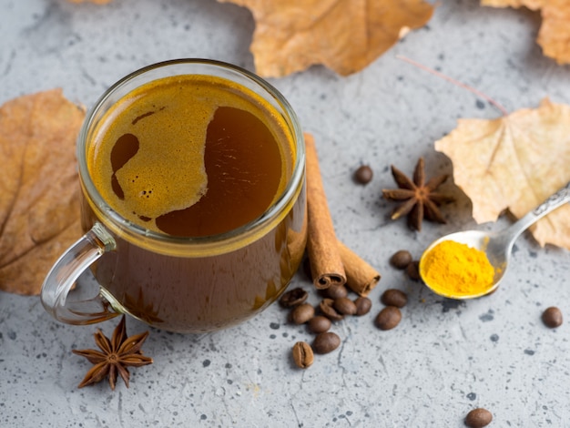 Café oriental au curcuma, au miel et à la cannelle.