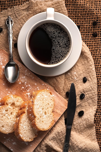 Café et pain sur parquet, boissons du matin et petit-déjeuner. Vue de dessus