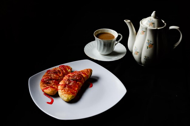 Café et pain pour le petit-déjeuner ou le goûter