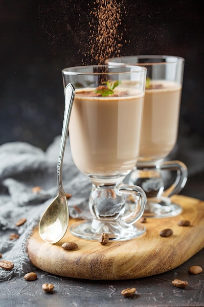 Café Panna cotta dans des verres