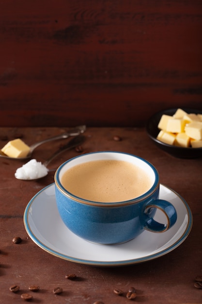 Café pare-balles, boisson keto paleo mélangée avec du beurre et de l'huile de noix de coco