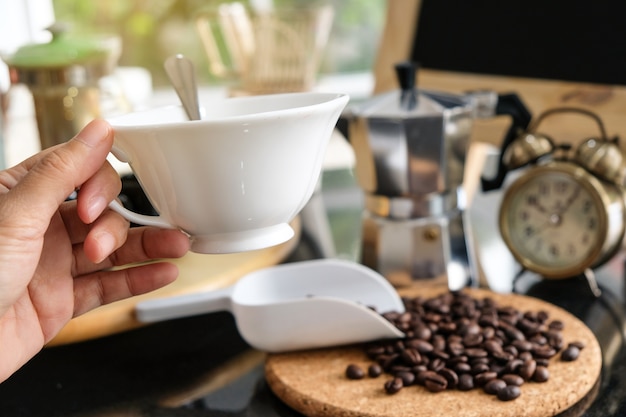 Café parfumé au goût délicieux. En blanc Envoyez le bonheur à beaucoup de gens.