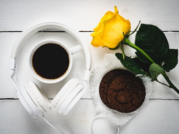 Café parfumé, biscuits frais, rose et écouteurs