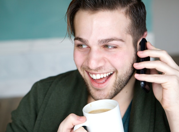 Café et parler au téléphone mobile