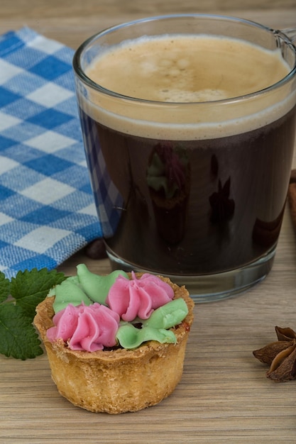 Café avec de la pâtisserie